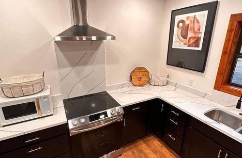 Perkinston House | All about the Buzz