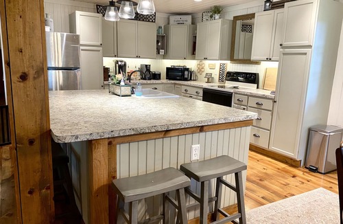 Grand Saline House | All bills paid, furnished extended stay countryside home with peaceful views!