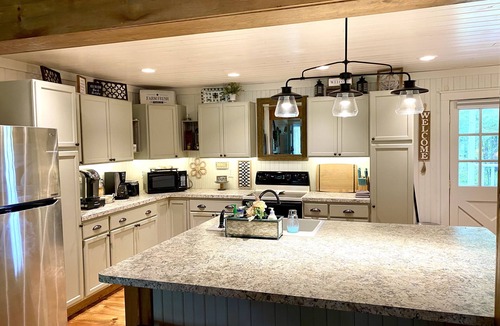 Grand Saline House | All bills paid, furnished extended stay countryside home with peaceful views!