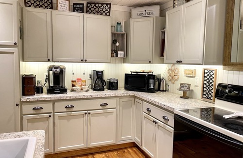 Grand Saline House | All bills paid, furnished extended stay countryside home with peaceful views!