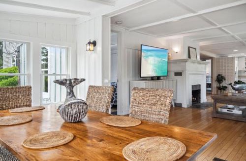 Newbury House | All Decked out Greenery and waves