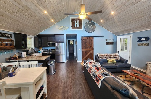 West Eaton House | All Decked Out-NEW Lakefront!-Sleeps 6-Close to Colgate!