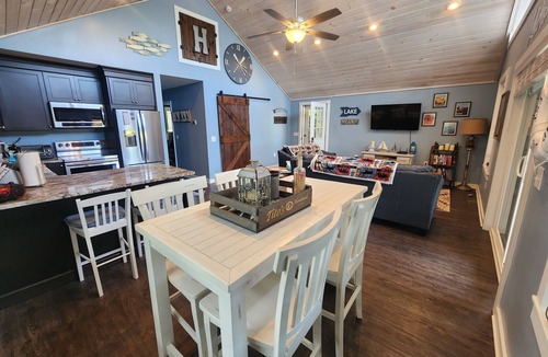 West Eaton House | All Decked Out-NEW Lakefront!-Sleeps 6-Close to Colgate!