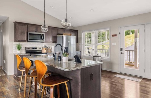 Front Royal Cottage | All-Inclusive 4BR Mountain Views Hot Tub