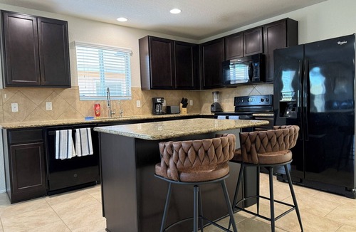 Wetmore House | All-King 3BR 2BA Invitation Oak Retreat with Ping Pong Fun