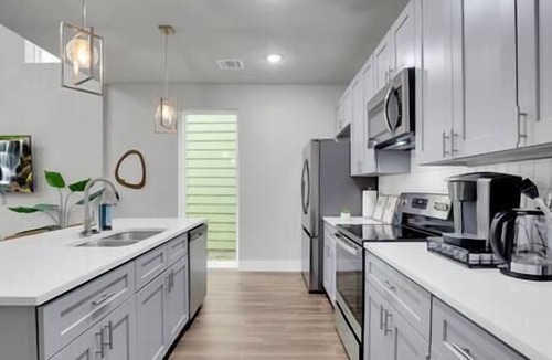 Terrell Heights House | All Masters, 22ft Ceilings!