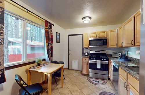 Black Bart Cabin | All-season, dog-friendly cabin with fireplace & deck - near Heavenly & beach