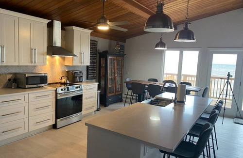 Fancher House | ALL SEASON dream LAKEHOUSE on LAKE ONTARIO NY- HOTTUB-GAMESROOM-PET FRIENDLY