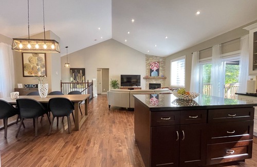 Lafontaine House | All season house, for family get away, with hot tub, children friendly beaches