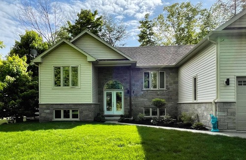 Lafontaine House | All season house, for family get away, with hot tub, children friendly beaches