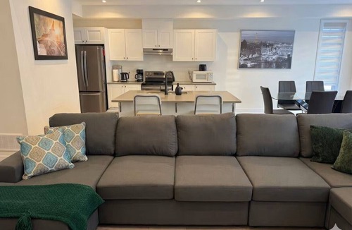 Carrying Place House | All-Season Lakeview Retreat – Prince Edward County