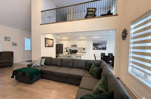Carrying Place House | All-Season Lakeview Retreat – Prince Edward County