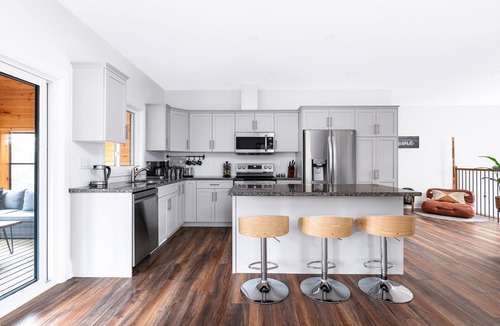 Huntsville Cottage | All Season Muskoka Cottage*HotTub*Sauna*Beach*BBQ