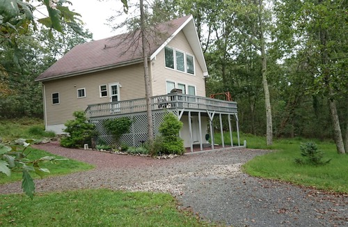 Henryville House | All Seasons Getaway.