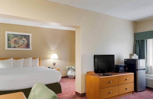 Smithfield Hotel | All Seasons Inn & Suites