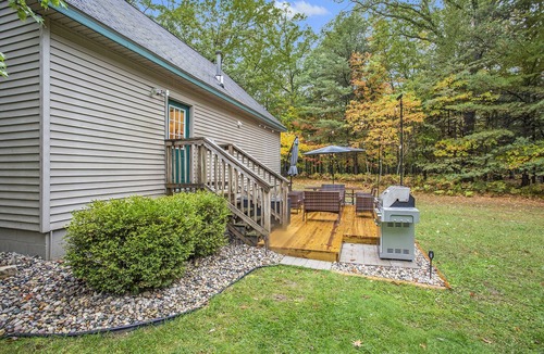 Irons Cabin | All-Seasons Woodland Escape: Fire Pit, Deck, Grill