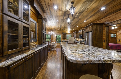 Golden Cabin | All Spruced Up- 5 STAR Luxury Cabin & Sleeps 18-ALL THE AMENITIES!