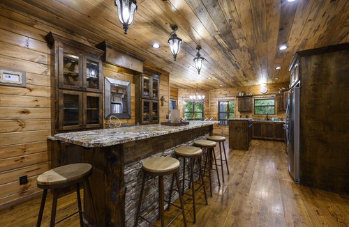 Golden Cabin | All Spruced Up- 5 STAR Luxury Cabin & Sleeps 18-ALL THE AMENITIES!