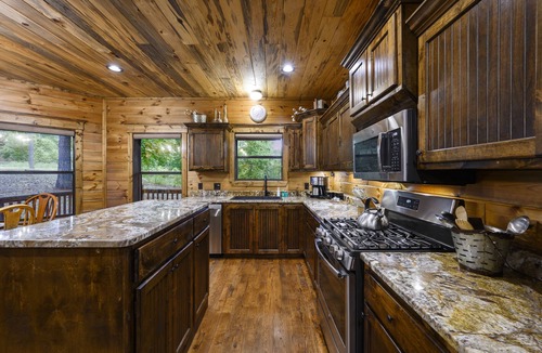 Golden Cabin | All Spruced Up- 5 STAR Luxury Cabin & Sleeps 18-ALL THE AMENITIES!