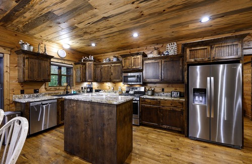 Golden Cabin | All Spruced Up- 5 STAR Luxury Cabin & Sleeps 18-ALL THE AMENITIES!