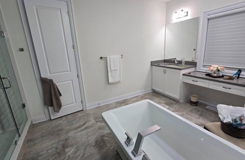Vaughan House | All the luxuries of Home, 25mins to Airport & 5kms to Canada's Wonderland!n
