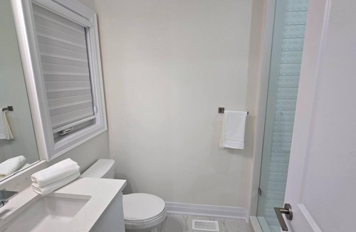 Vaughan House | All the luxuries of Home, 25mins to Airport & 5kms to Canada's Wonderland!n