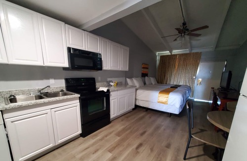 Bay City House | All Utilities Paid Short Term Rental