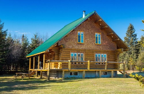 Baie-St-Paul Condo | All wood-dressed chalet