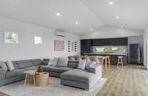 Encounter Bay House | `Allawah`- meaning to sit, or stay a while