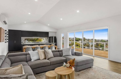 Encounter Bay House | `Allawah`- meaning to sit, or stay a while