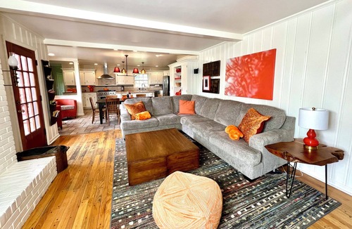 Fennville House | ALLEGAN ACRES 3Acres,Pool,HotTub,6Bdrm,3Bath,2Fireplaces,FirePit,PingPong,Events