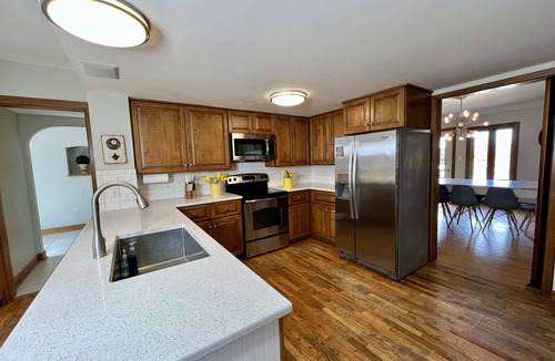 Fennville House | ALLEGAN FIELDS Sleeps 24, Pool, HotTub, Fireplace, Fire Pit, PingPong, Billiards