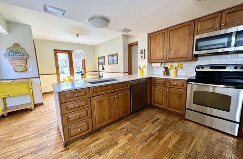 Fennville House | ALLEGAN FIELDS Sleeps 24, Pool, HotTub, Fireplace, Fire Pit, PingPong, Billiards