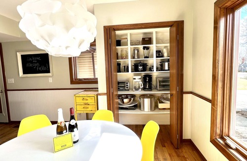 Fennville House | ALLEGAN FIELDS Sleeps 24, Pool, HotTub, Fireplace, Fire Pit, PingPong, Billiards