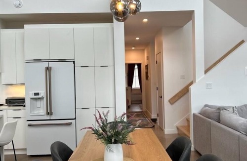 Morell House | Alley Lane: Luxury Lakeside Beach Escape with Theatre Room & Private Hot Tub