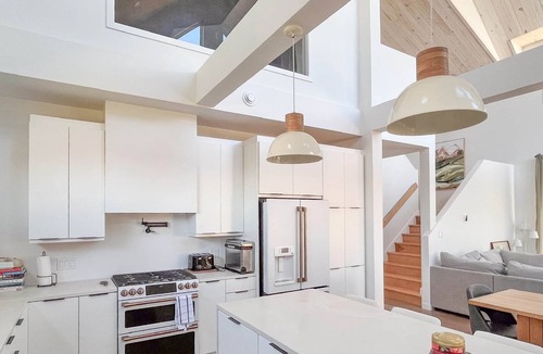 Morell House | Alley Lane: Luxury Lakeside Beach Escape with Theatre Room & Private Hot Tub