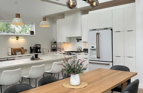 Morell House | Alley Lane: Luxury Lakeside Beach Escape with Theatre Room & Private Hot Tub