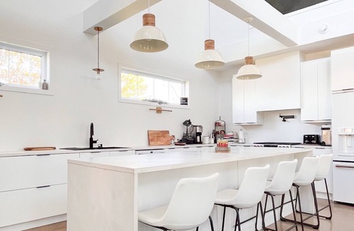 Morell House | Alley Lane: Luxury Lakeside Beach Escape with Theatre Room & Private Hot Tub