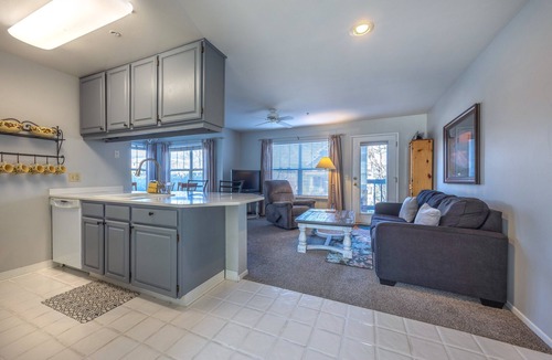 Hood River Condo | Alley's 22 - Steps From Downtown, Lodge Condo, A/C, Roomy & Comfy