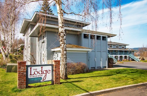 Hood River Condo | Alley's 22 - Steps From Downtown, Lodge Condo, A/C, Roomy & Comfy