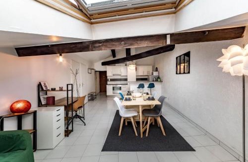 Saint Michel - Mairie Apartment | AllinLyon | Duplex sous les toits