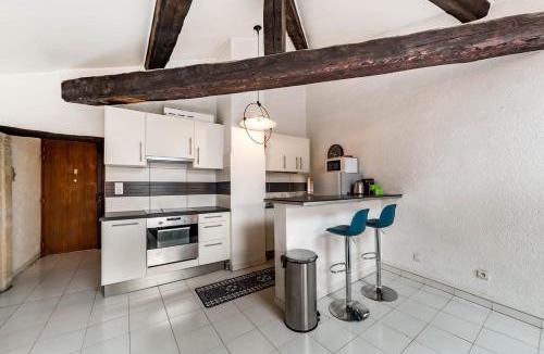 Saint Michel - Mairie Apartment | AllinLyon | Duplex sous les toits