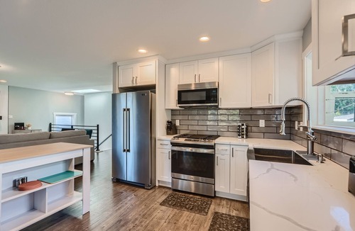 Renton House | Alluring 5BD Aviation Home w/Garage Parking