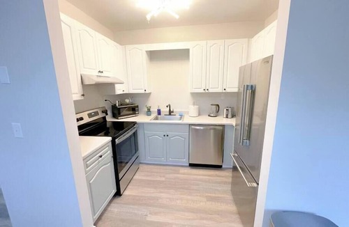 West End Apartment | Alluring unit with 2 KING beds and Optional parking/sleeps 6/Minutes to Broadway