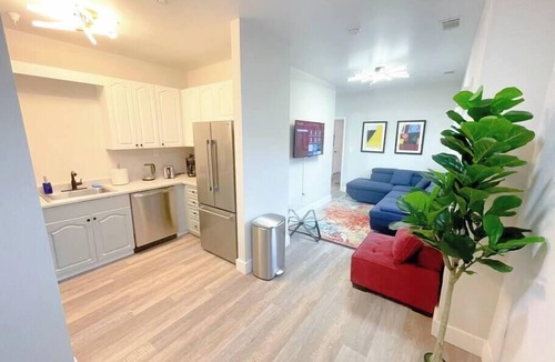 West End Apartment | Alluring unit with 2 KING beds and Optional parking/sleeps 6/Minutes to Broadway
