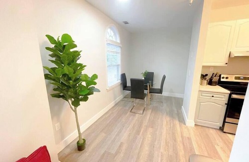 West End Apartment | Alluring unit with 2 KING beds and Optional parking/sleeps 6/Minutes to Broadway