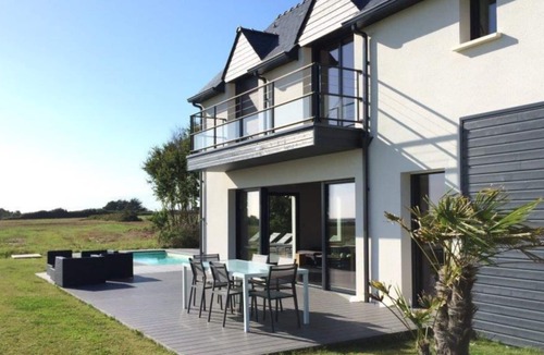 Riantec Villa | Alluring villa in Riantec with private pool