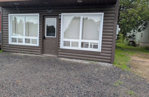 South River House | Almaguin Hideaway Retreat: Rustic and chic 1-bedroom house. Downtown South River