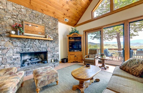 Almond House | Almond Vacation Rental w/Mountain Views!