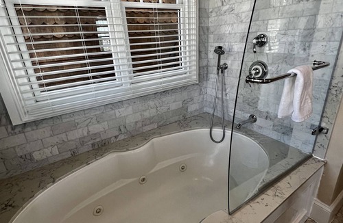 Newport Bed & Breakfast | Almondy Inn